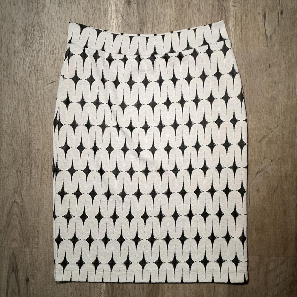 Renee C. Geometric Textured Skirt Size M Black White Chevron Pattern